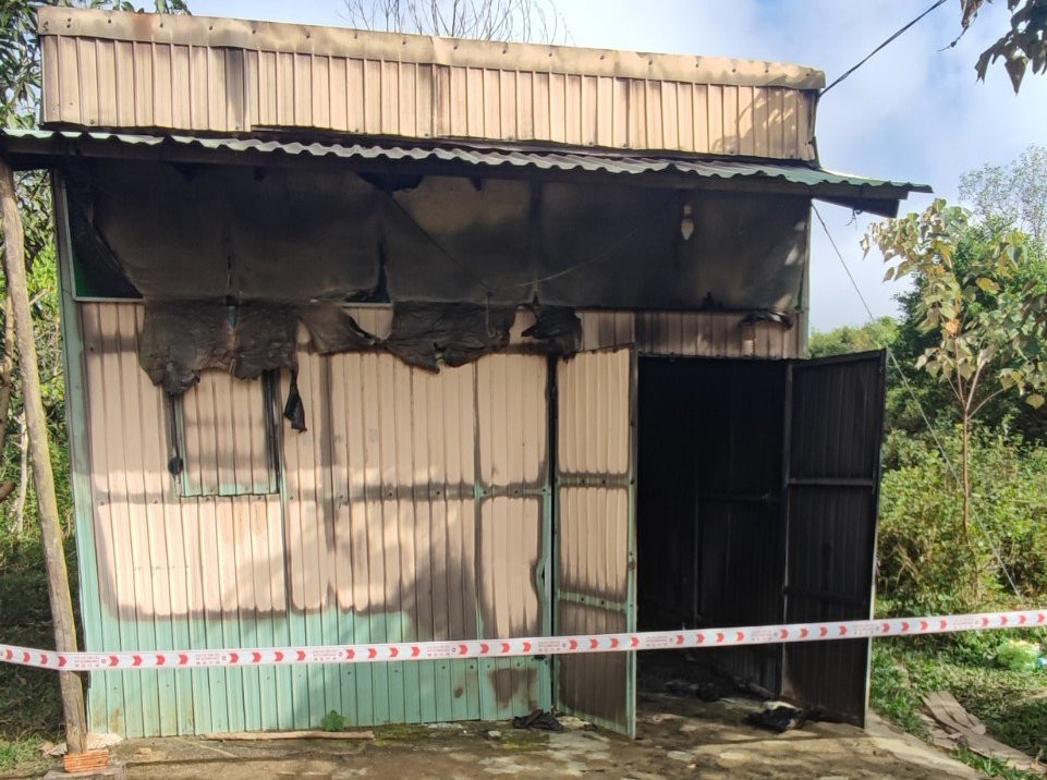 Hiện trường vụ cháy xảy ra tại chốt bảo vệ rừng ở thôn Đờ Ha Mi.