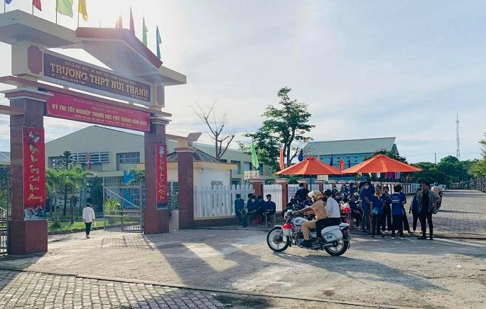 Một thí sinh ở Quảng Nam bị hư xe giữa đường được CSGT hộ tống bằng xe đặc chủng kịp đến điểm thi đúng giờ.