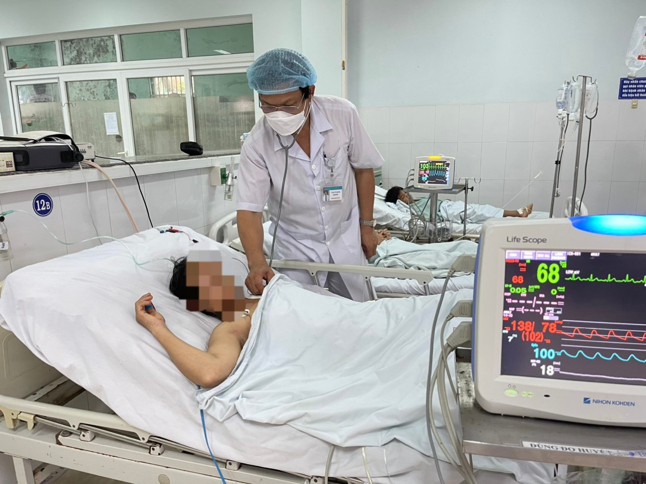 Bệnh nhân điều trị ngộ độc sau khi ăn cá ủ chua.