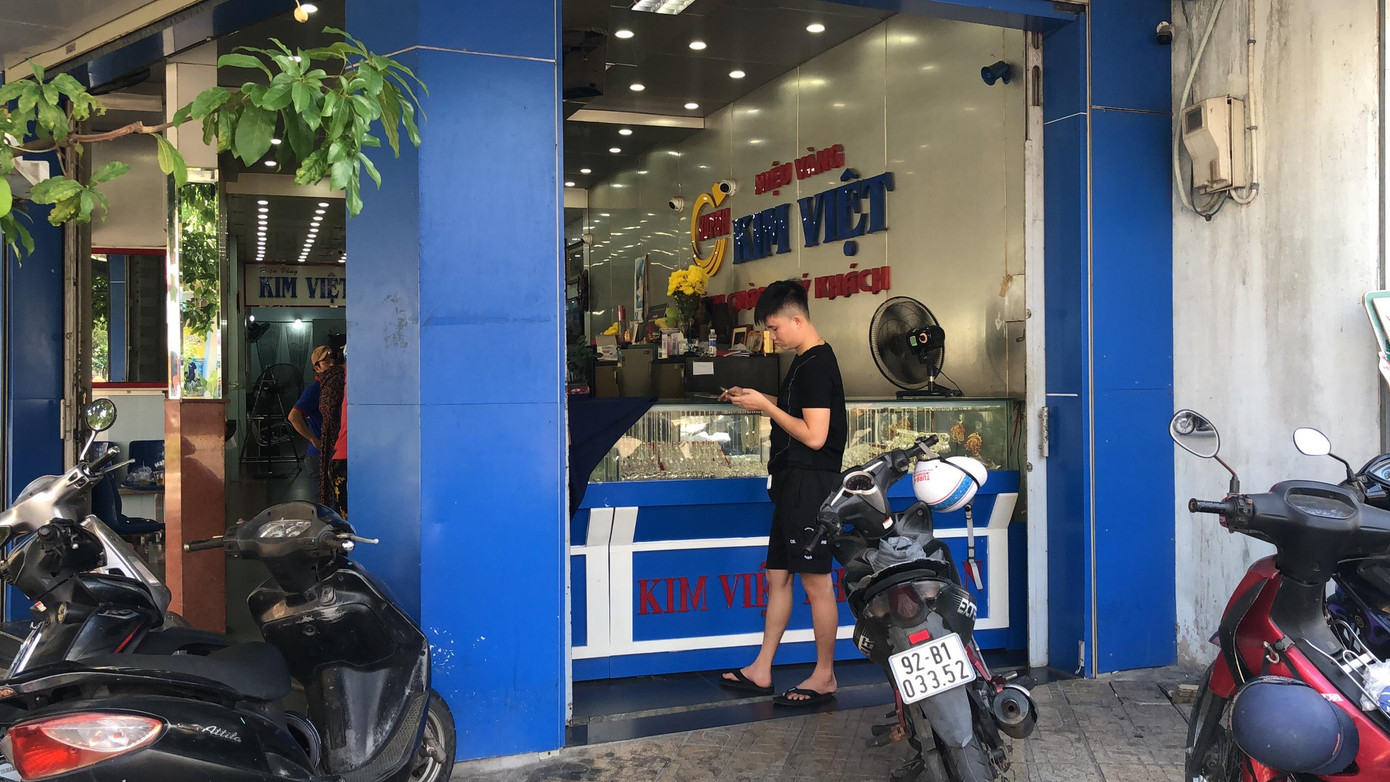 Tiệm vàng K.V nơi xảy ra sự việc. Tiệm vàng K.V nơi xảy ra sự việc.