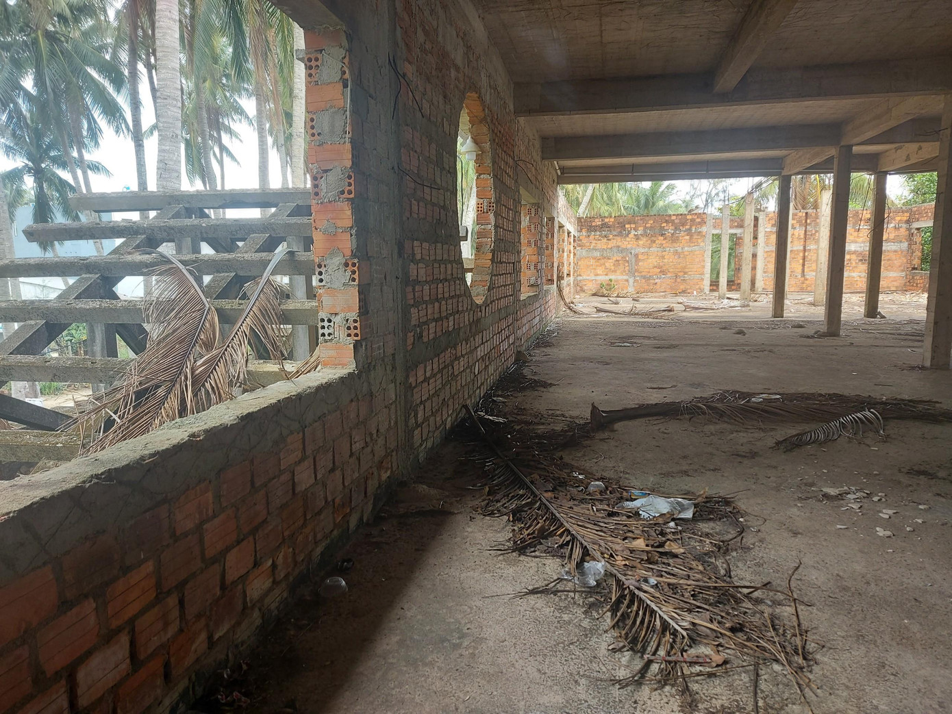 2005, Công ty CP du lịch Việt Ngữ triển khai xây dựng tuy nhiên chỉ xây giữa chừng một khách sạn 2 tầng rồi bỏ hoang đến nay. 2005, Công ty CP du lịch Việt Ngữ triển khai xây dựng tuy nhiên chỉ xây giữa chừng một khách sạn 2 tầng rồi bỏ hoang đến nay.