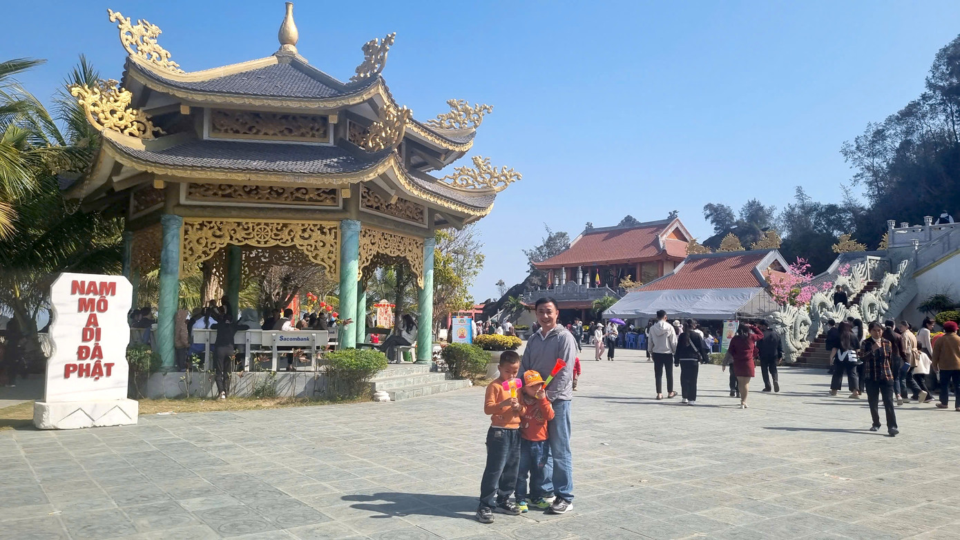 Ngôi chùa có kiến trúc đẹp, view hướng ra biển là điểm đến của đông người dân và du khách. Ngôi chùa có kiến trúc đẹp, view hướng ra biển là điểm đến của đông người dân và du khách.