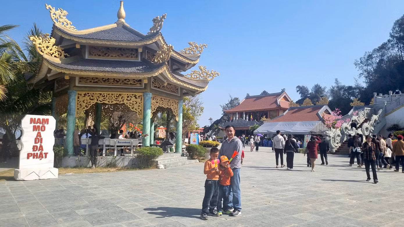Ngôi chùa có kiến trúc đẹp, view hướng ra biển là điểm đến của đông người dân và du khách. Ngôi chùa có kiến trúc đẹp, view hướng ra biển là điểm đến của đông người dân và du khách.