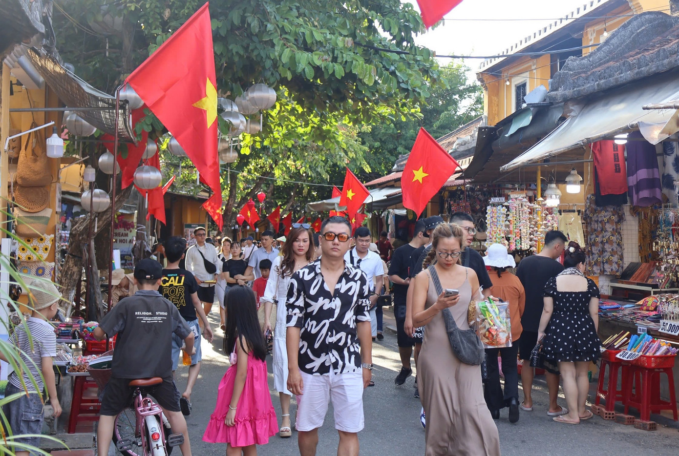 Các tuyến phố đi bộ được treo cờ Tổ quốc rực rỡ, chào mừng lễ Quốc khánh 2/9.