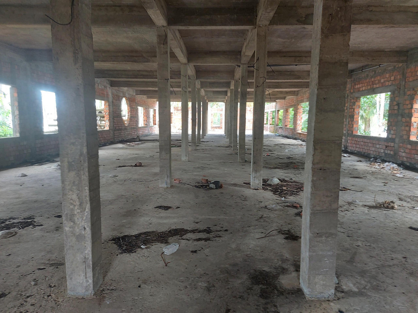 Khu vực tầng 2 của khách sạn cũng dang dở ngổn ngang. Khu vực tầng 2 của khách sạn cũng dang dở ngổn ngang.