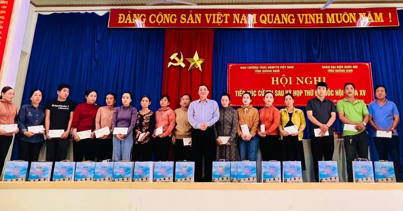 Phó Chủ tịch Quốc hội tặng quà động viên gia đình ngư dân tử vong, mất tích trên biển.