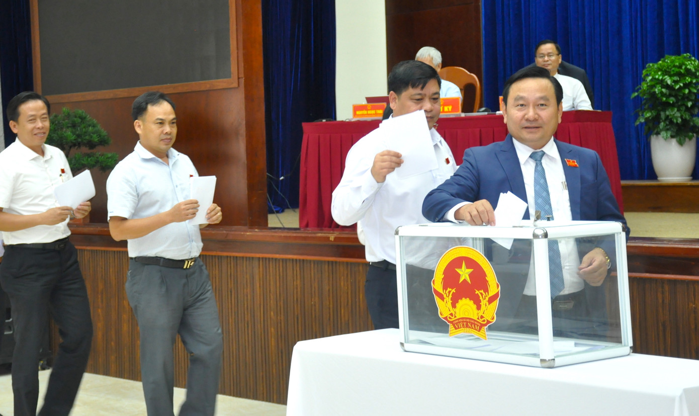 100% đại biểu bỏ phiếu thống nhất bầu ông Nguyễn Đức Dũng giữ chức Chủ tịch HĐND tỉnh Quảng Nam nhiệm kỳ 2021 - 2026.