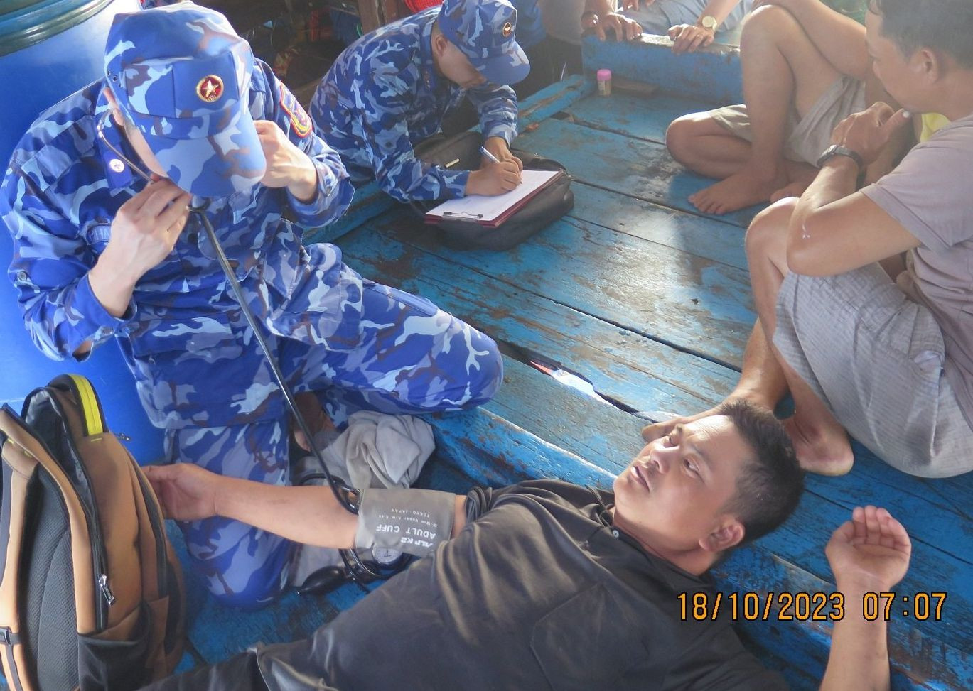 Chăm sóc sức khỏe cho ngư dân tàu gặp nạn