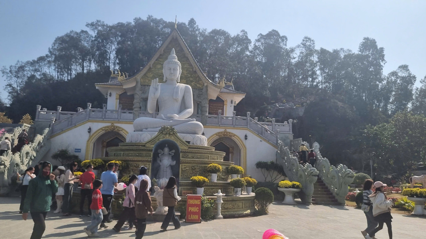 Những ngày đầu năm mới, rất đông người dân và du khách đổ về chùa Bụt, xã Hoằng Trường, huyện Hoằng Hóa (Thanh Hóa) tham quan. Những ngày đầu năm mới, rất đông người dân và du khách đổ về chùa Bụt, xã Hoằng Trường, huyện Hoằng Hóa (Thanh Hóa) tham quan.