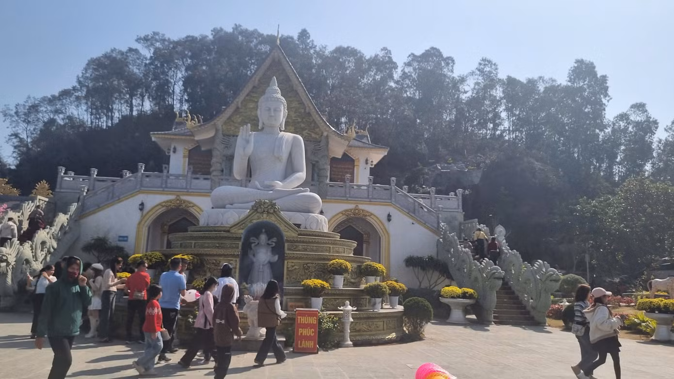 Những ngày đầu năm mới, rất đông người dân và du khách đổ về chùa Bụt, xã Hoằng Trường, huyện Hoằng Hóa (Thanh Hóa) tham quan. Những ngày đầu năm mới, rất đông người dân và du khách đổ về chùa Bụt, xã Hoằng Trường, huyện Hoằng Hóa (Thanh Hóa) tham quan.