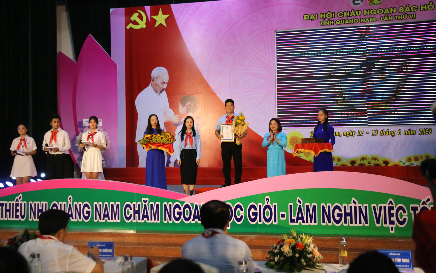 Khen thưởng 18 thầy cô là giáo viên Tổng phụ trách Đội tiêu biểu.