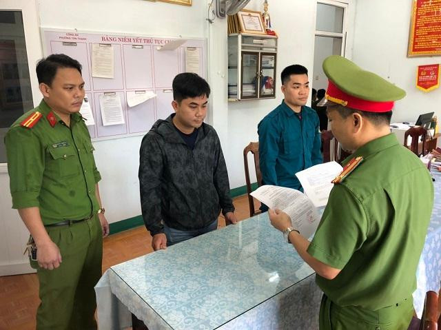 Huỳnh Tấn Anh Điệp (áo đen, thứ 2 từ trái sang) bị bắt tạm giam vì tội lừa đảo chiếm đoạt tài sản Ảnh CA Huỳnh Tấn Anh Điệp (áo đen, thứ 2 từ trái sang) bị bắt tạm giam vì tội lừa đảo chiếm đoạt tài sản Ảnh CA