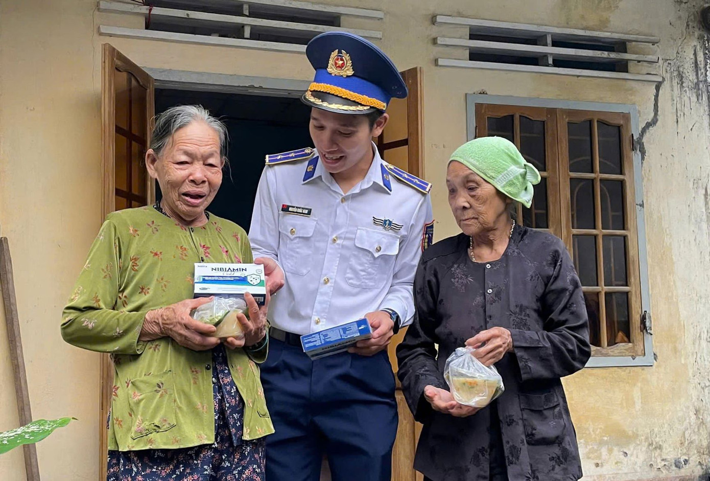 Tận tay chuẩn bị và trao "bữa sáng yêu thương" tới cụ già neo đơn. Tận tay chuẩn bị và trao "bữa sáng yêu thương" tới cụ già neo đơn.