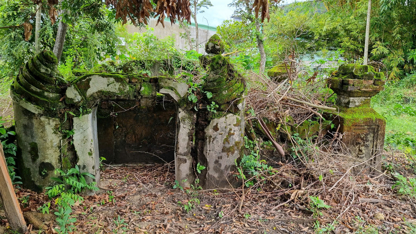 Ngôi mộ cổ ở Quảng Nam được cho là liên quan đến giả thiết về phần mộ của nữ sĩ Hồ Xuân Hương. Ngôi mộ cổ ở Quảng Nam được cho là liên quan đến giả thiết về phần mộ của nữ sĩ Hồ Xuân Hương.