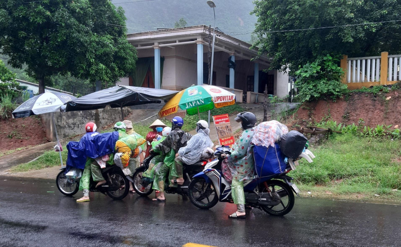 Tặng quà, tiếp sức dọc đường cho đoàn người hồi hương