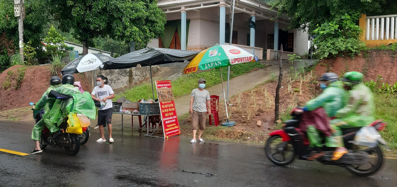 Miền Trung đang mưa lớn khiến hành trình trở về càng thêm vất vả