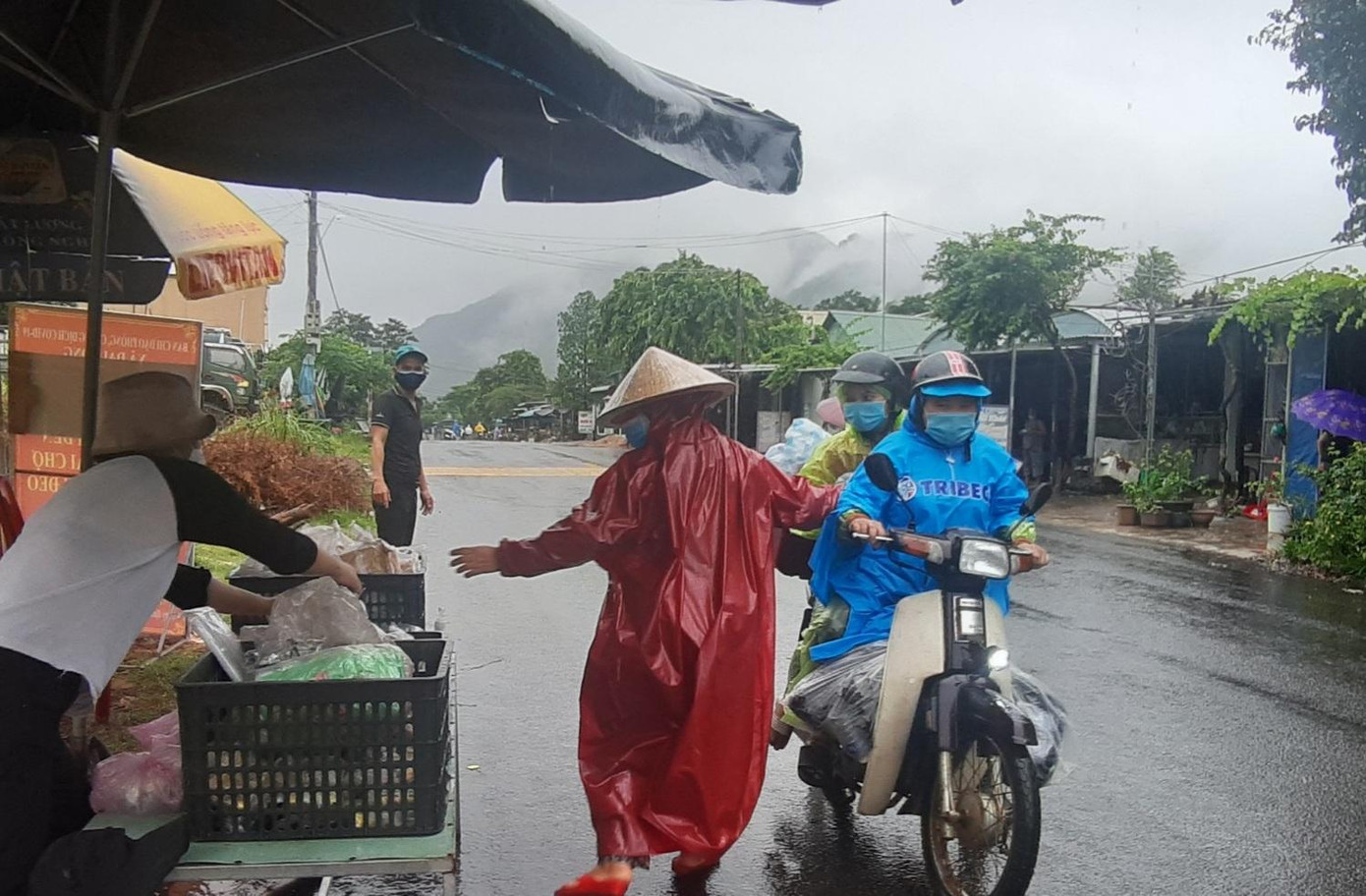 Từng hộp sữa, miếng bánh nóng trao tay, hy vọng ấm lòng bà con giữa chặng đường dài