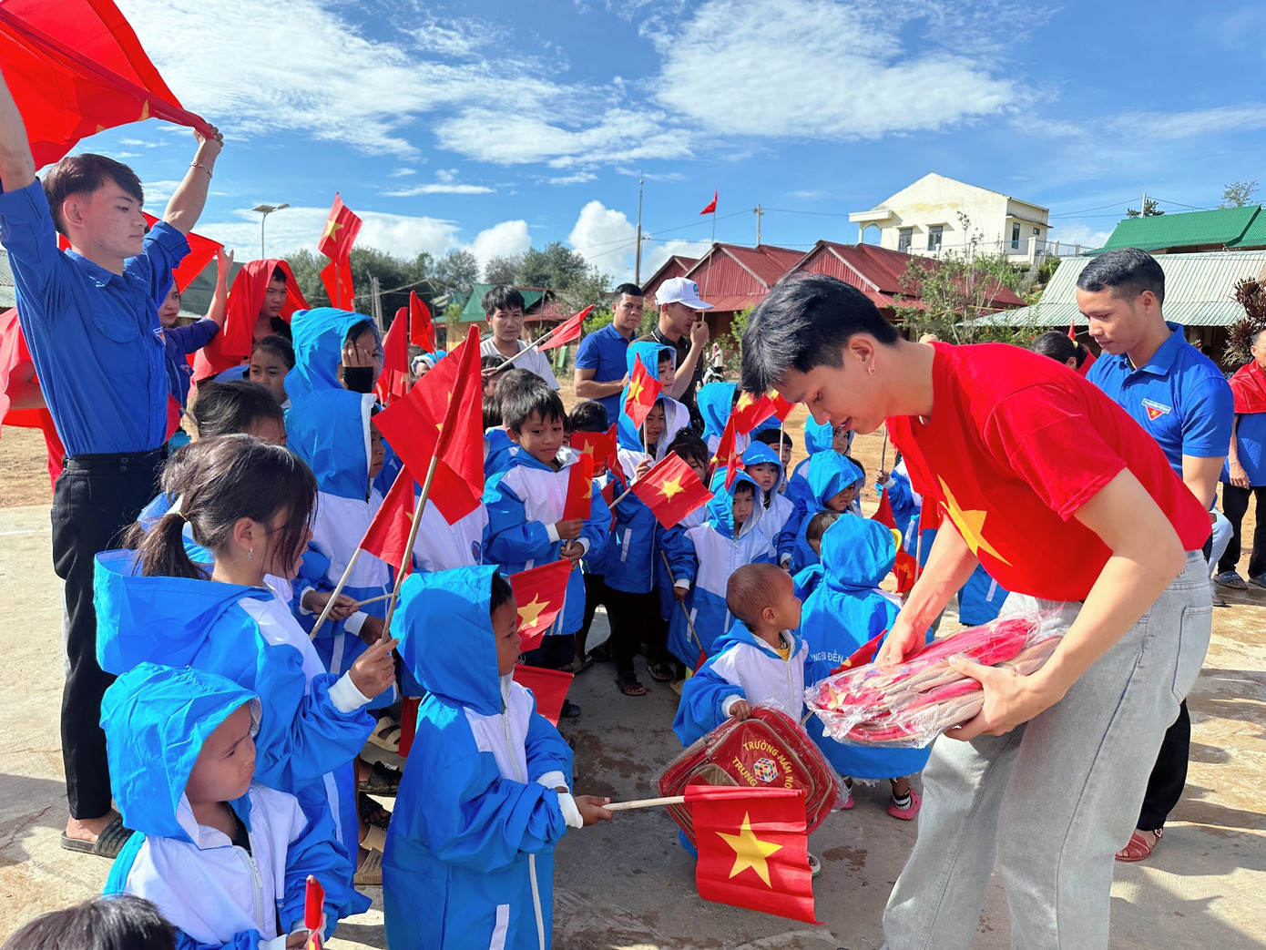 Tại buổi khánh thành, các bạn đã trao tặng 50 cờ Tổ quốc cho Đoàn xã Gary, tặng 50 áo đồng phục, 50 ba lô cho học sinh. Các bạn trẻ tự tay vào bếp nấu 200 suất cà ri bánh mì chia sẻ cùng bà con, em nhỏ, khiến ai cũng xúc động. Tại buổi khánh thành, các bạn đã trao tặng 50 cờ Tổ quốc cho Đoàn xã Gary, tặng 50 áo đồng phục, 50 ba lô cho học sinh. Các bạn trẻ tự tay vào bếp nấu 200 suất cà ri bánh mì chia sẻ cùng bà con, em nhỏ, khiến ai cũng xúc động.
