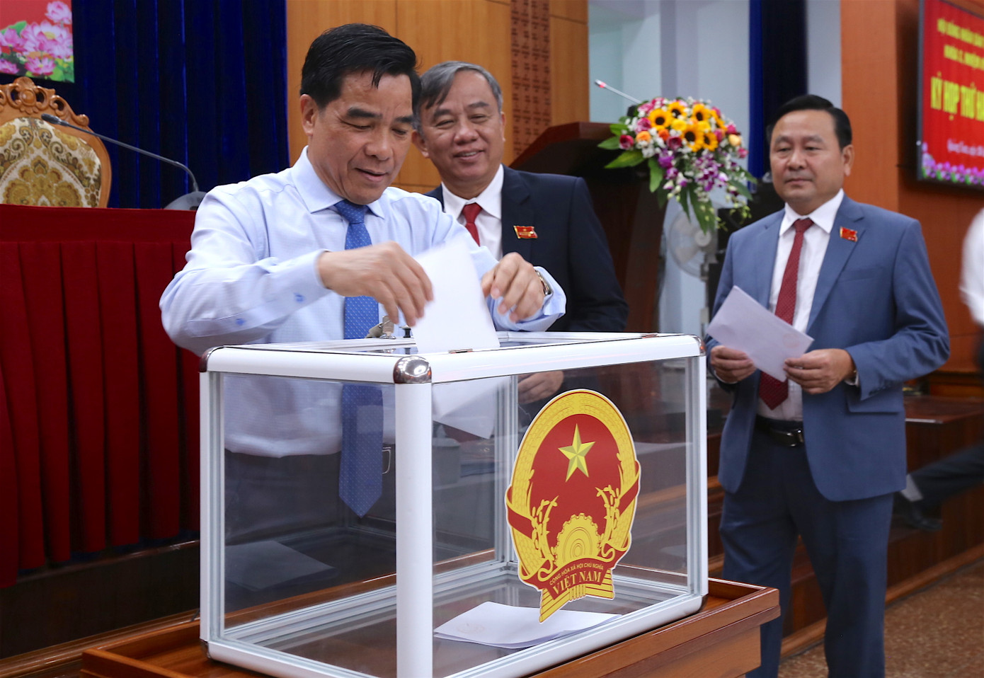 Đại biểu HĐND tỉnh Quảng Nam khóa X, nhiệm kỳ 2021 - 2026 bỏ phiếu bầu bổ sung 2 ủy viên UBND tỉnh. Ảnh: Hoài Văn Đại biểu HĐND tỉnh Quảng Nam khóa X, nhiệm kỳ 2021 - 2026 bỏ phiếu bầu bổ sung 2 ủy viên UBND tỉnh. Ảnh: Hoài Văn