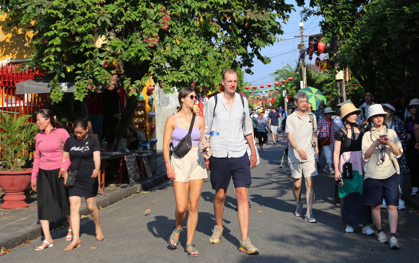 Trong không gian lãng mạn ấy, những cặp tình nhân nắm tay nhau dạo bước phố cổ.