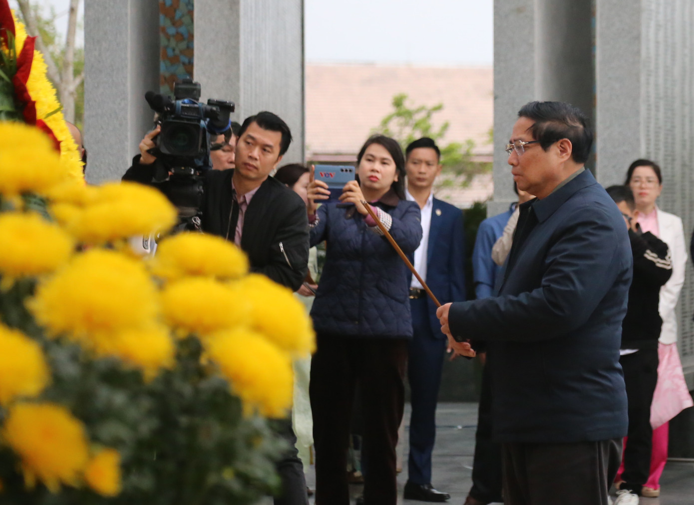 Thủ tướng dâng hương, dâng hoa tại Nghĩa trang liệt sĩ tỉnh Quảng Nam, Tượng đài mẹ Việt Nam Anh hùng (xã Tam Phú, TP. Tam Kỳ). Ảnh: Hoài Văn