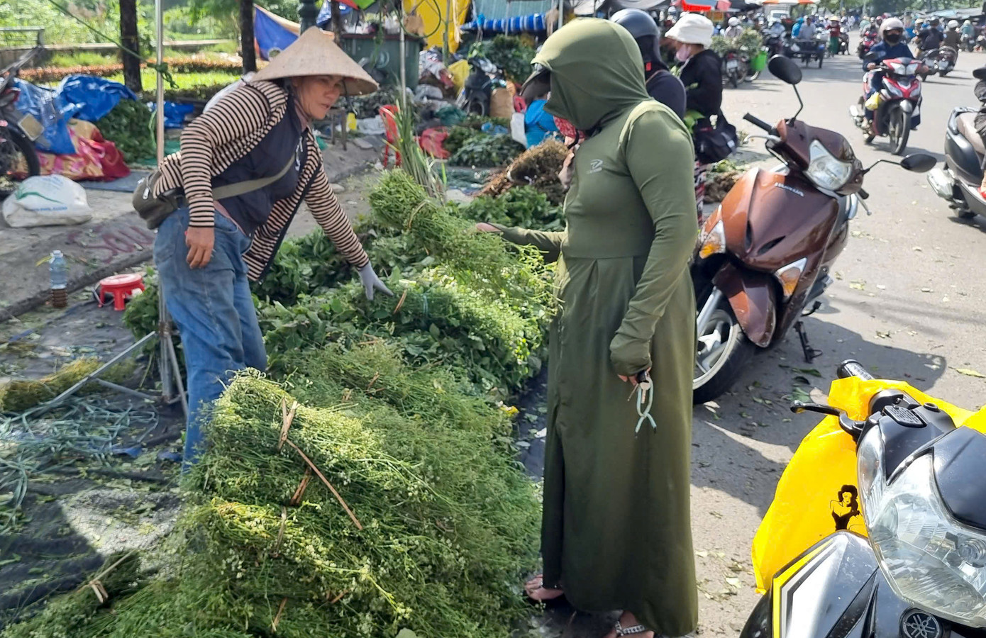 Người dân háo hức tới chợ mua "lá mùng 5". Các loại lá đều là vị thuốc nam chữa được nhiều bệnh như giải cảm, đau bụng, mát gan, trị ngứa, rôm…