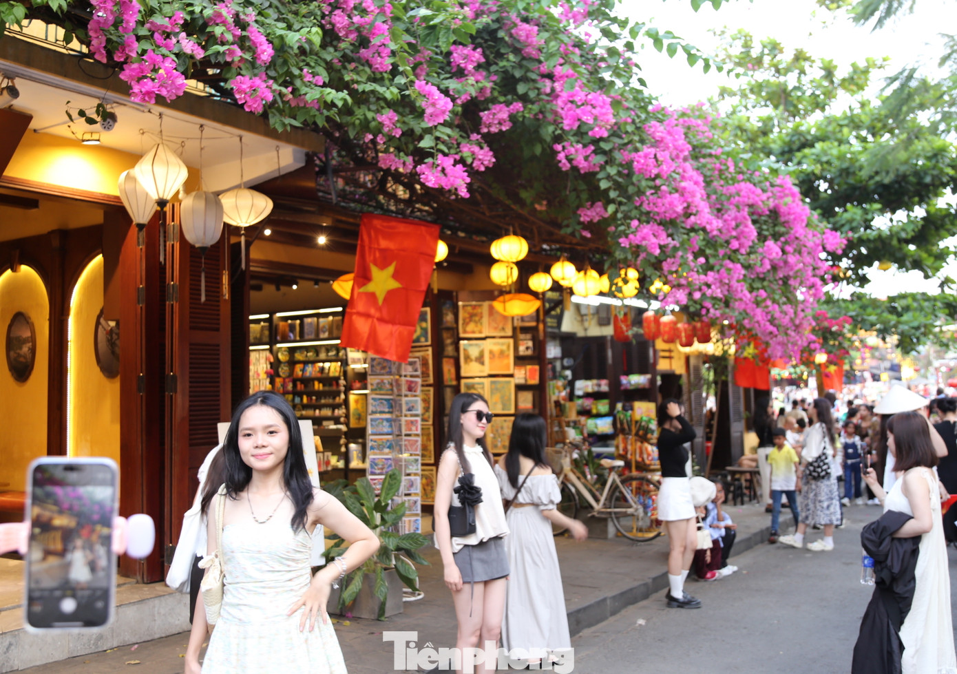 Bên cạnh vẻ đẹp cổ kính từ những mái nhà cổ, hoa giấy tô điểm thêm cho bức tranh phố Hội ngày hè. Ảnh: Hoài Văn Bên cạnh vẻ đẹp cổ kính từ những mái nhà cổ, hoa giấy tô điểm thêm cho bức tranh phố Hội ngày hè. Ảnh: Hoài Văn