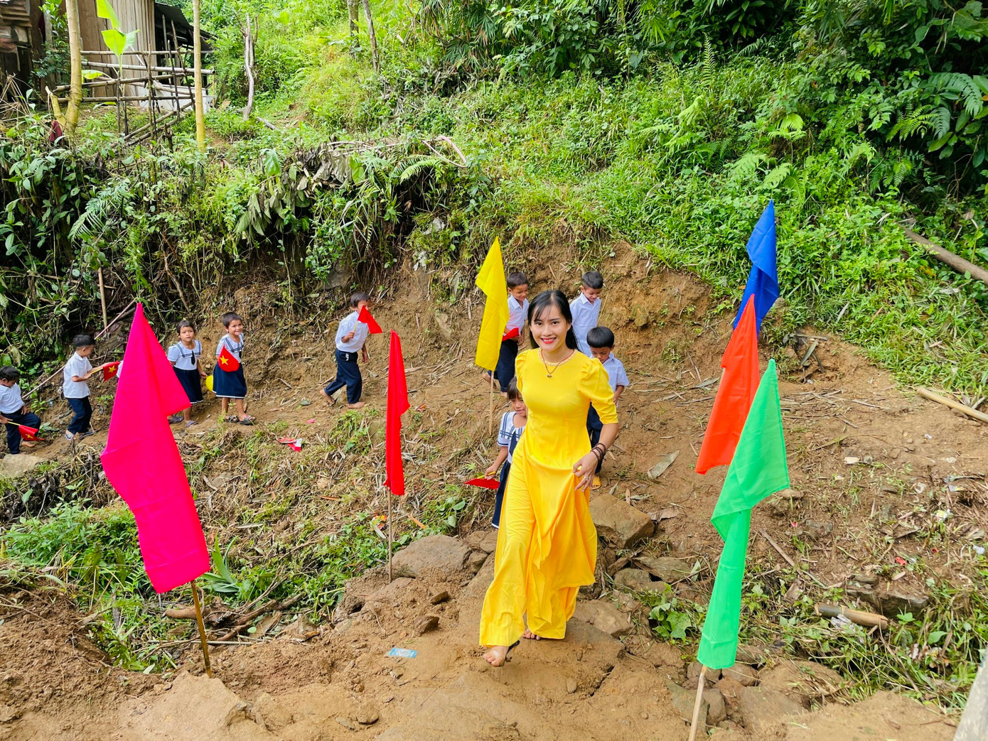 Cô giáo Trà Thị Thu đón các em đầu cấp đến điểm trường khai giảng.