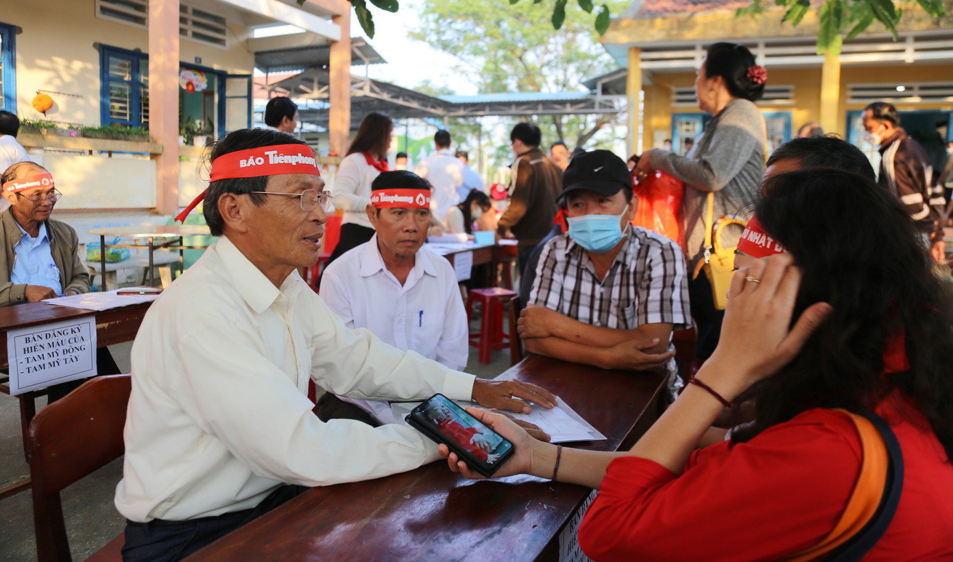 Sáng sớm Chủ nhật 12/2, rất đông người dân đã có mặt tại Trường Tiểu học Nguyễn Hiền (xã Tam Anh Nam, huyện Núi Thành, Quảng Nam) tham dự chương trình Chủ nhật Đỏ 2023 - Hiến máu tình nguyện.