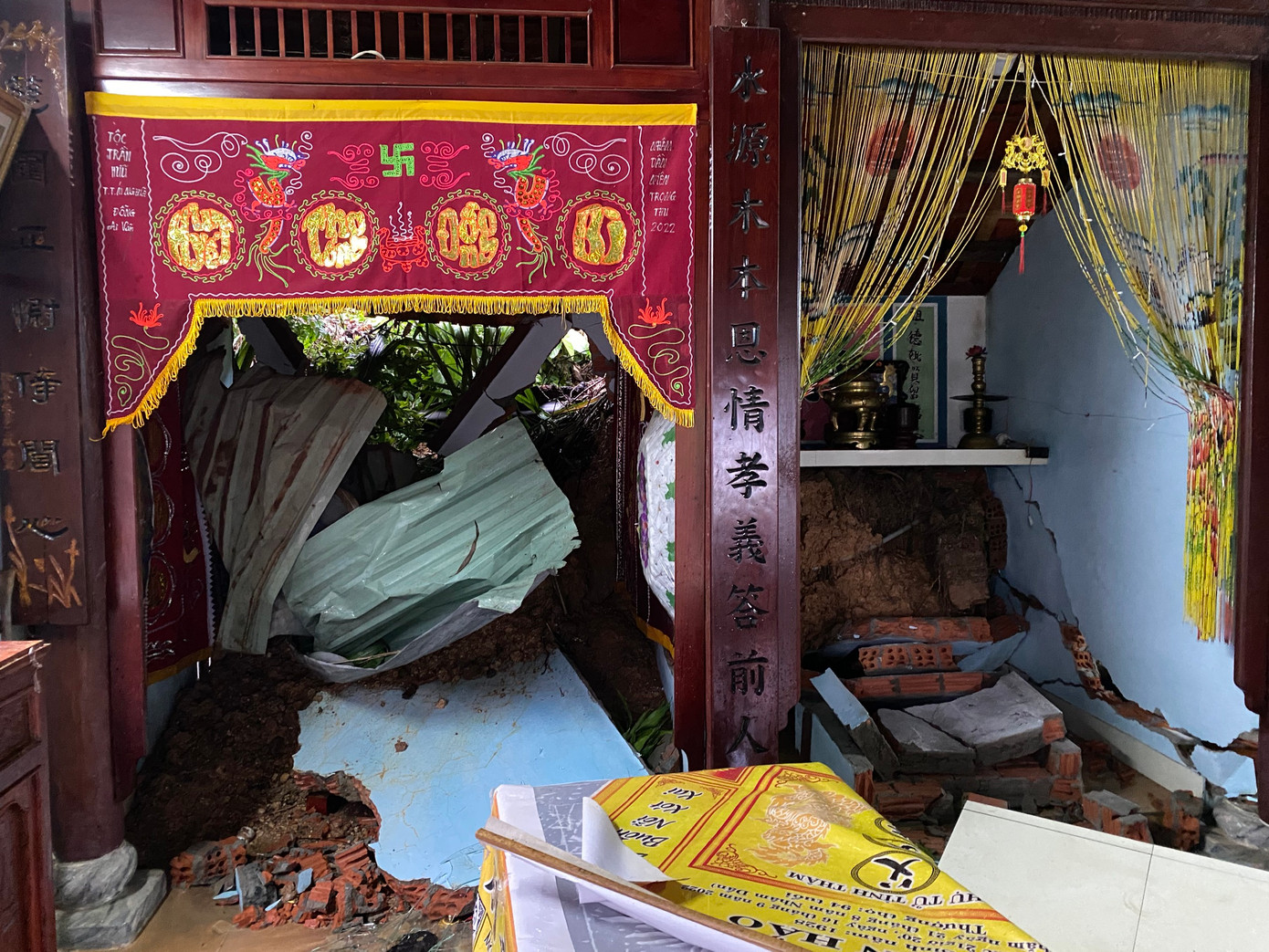 Sạt lở kinh hoàng khiến ngôi nhà của ông Thôn bị sập.