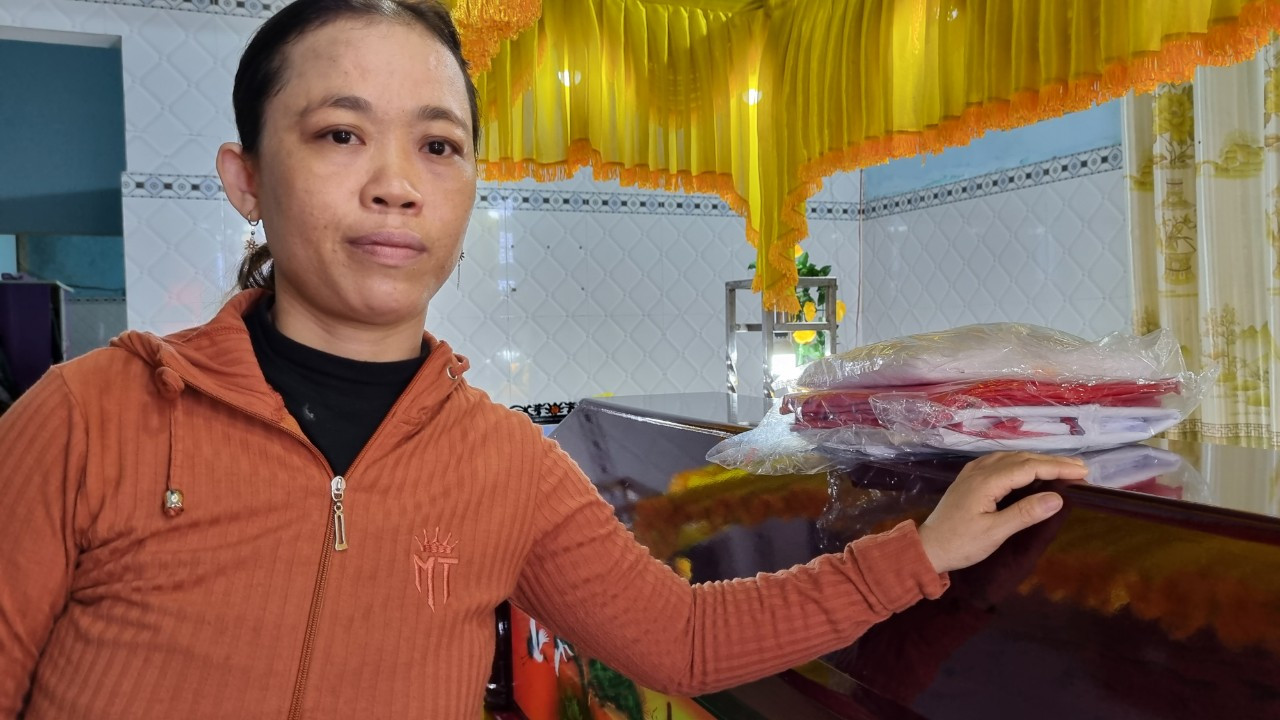 Người thân của những ngư dân mất tích làm hình nhân bằng đất sét, đặt trong quan tài để tổ chức tang lễ theo phong tục địa phương. (Ảnh: Hoài Văn) Người thân của những ngư dân mất tích làm hình nhân bằng đất sét, đặt trong quan tài để tổ chức tang lễ theo phong tục địa phương. (Ảnh: Hoài Văn)