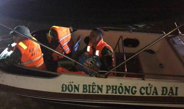 Thi thể bé gái được tìm thấy đưa vào bờ. Ảnh N. H Thi thể bé gái được tìm thấy đưa vào bờ. Ảnh N. H