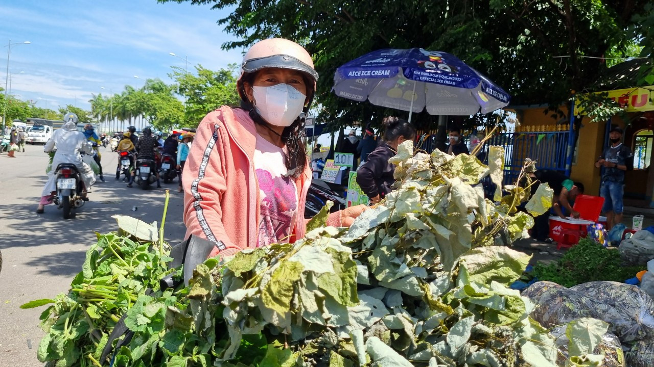 Sau xe của những bà nội trợ luôn có những bó "lá mùng 5".