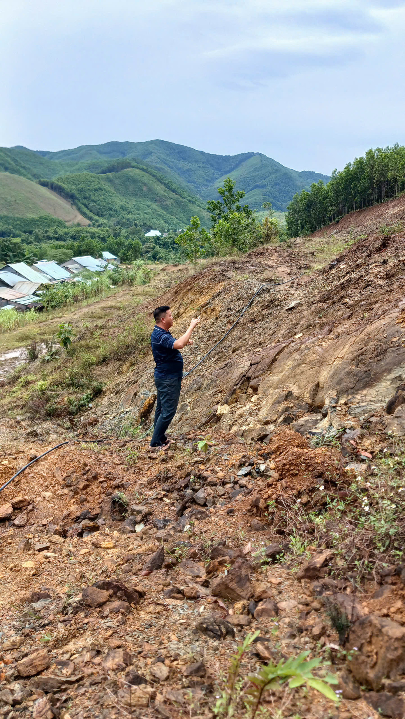 Mưa liên tục khiến địa chất mềm nhũn, nguy cơ sạt lở rất cao. Mưa liên tục khiến địa chất mềm nhũn, nguy cơ sạt lở rất cao.