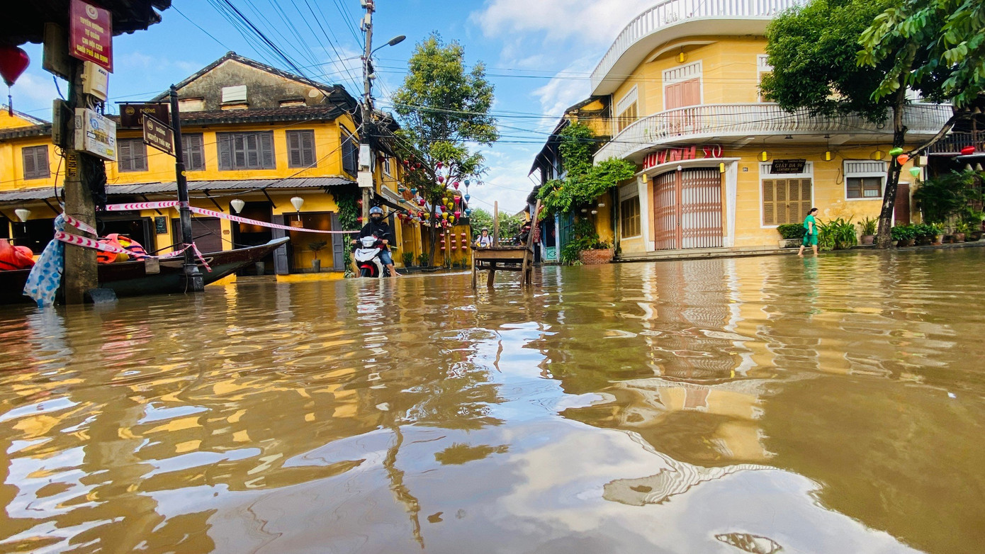 Phố cổ Hội An ngập trong nước lũ.