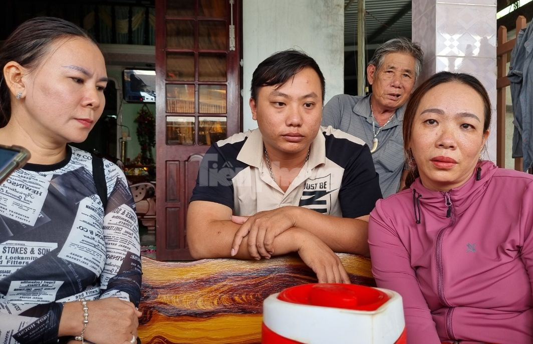 Vợ con ngư dân Phạm Văn Đào (tàu QNa 90927 TS gặp nạn chìm trên biển) Vợ con ngư dân Phạm Văn Đào (tàu QNa 90927 TS gặp nạn chìm trên biển)