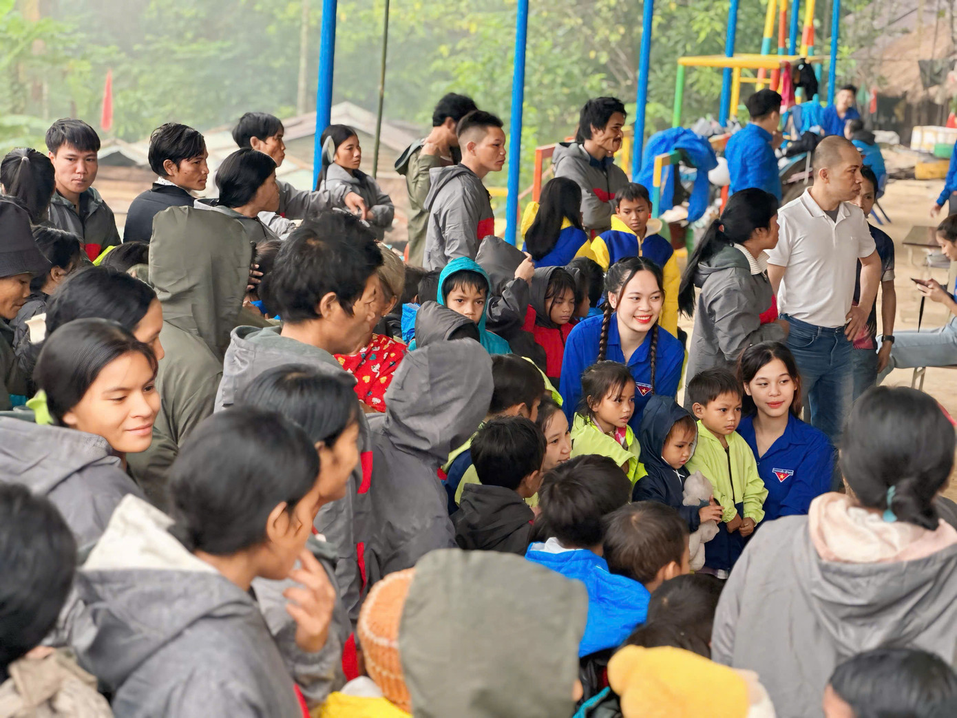 Chương trình do Huyện Đoàn Thăng Bình và nhóm thiện nguyện Phan Đức cùng một số đơn vị đồng hành phối hợp tổ chức tại điểm trường Tak Chay, xã Trà Cang, huyện Nam Trà My, Quảng Nam.