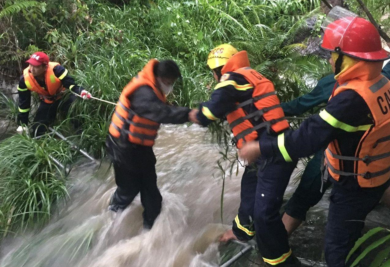 Công an giải cứu thành công nhóm 23 thầy trò bị mắc kẹt ở suối Tiên do nước lũ dâng cao.