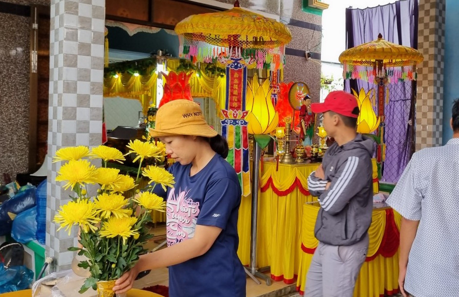 Bà con xóm giềng giúp các gia đình nạn nhân chìm tàu tổ chức tang lễ. Bà con xóm giềng giúp các gia đình nạn nhân chìm tàu tổ chức tang lễ.