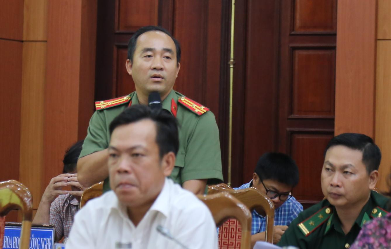 Đại diện Công an tỉnh Quảng Nam thông tin nội dung liên quan đến vụ lật ca nô trên biển Cửa Đại tại cuộc họp báo.