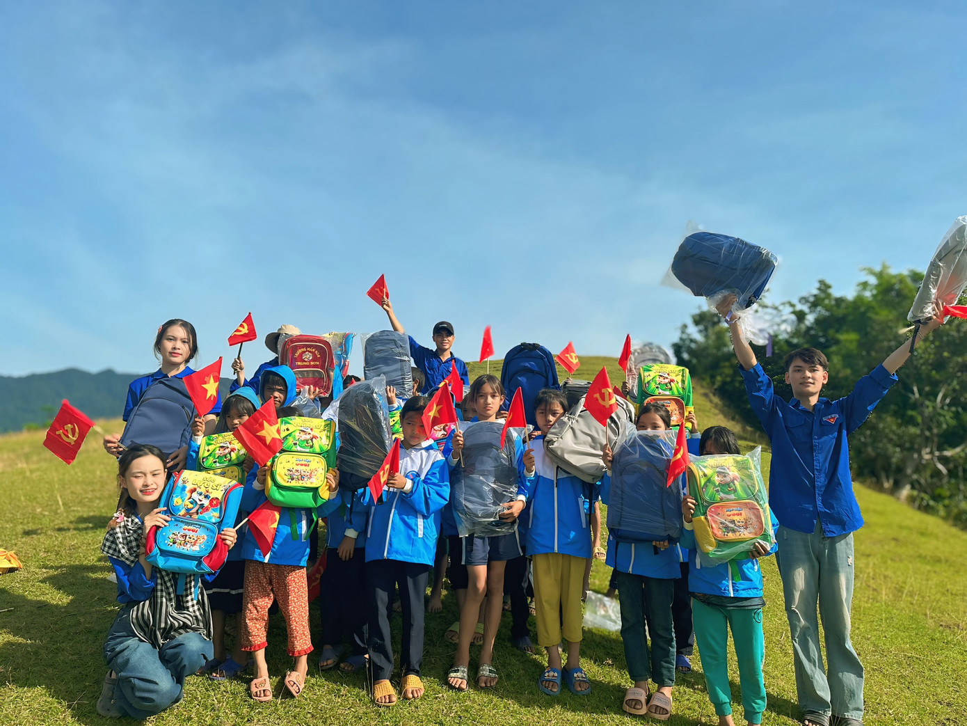 Những khoảnh khắc đáng nhớ cùng các em nhỏ vùng cao. Những khoảnh khắc đáng nhớ cùng các em nhỏ vùng cao.