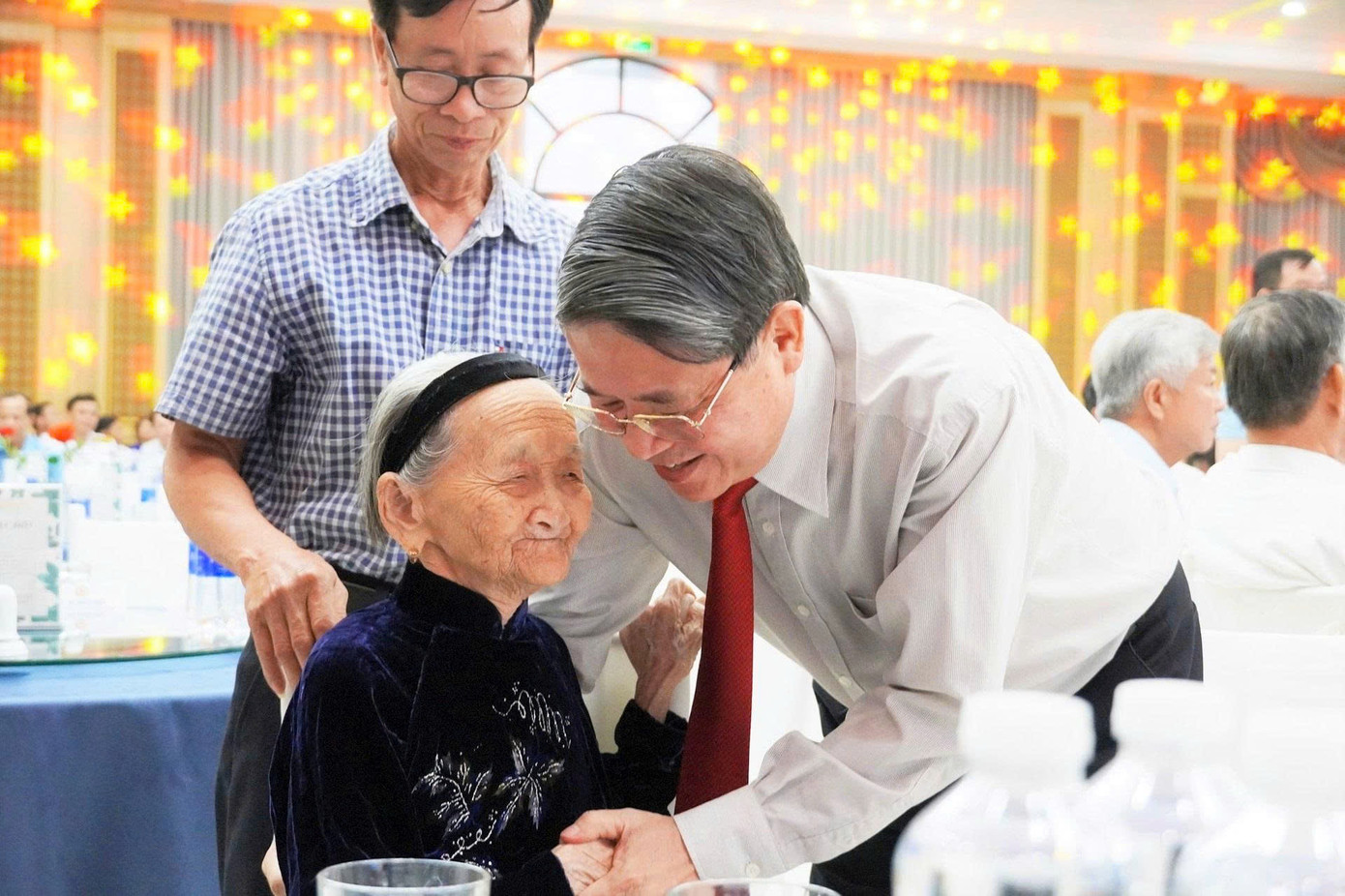 Phó Chủ tịch Quốc hội Nguyễn Đức Hải thăm hỏi Mẹ Việt Nam Anh hùng tham dự buổi lễ. Phó Chủ tịch Quốc hội Nguyễn Đức Hải thăm hỏi Mẹ Việt Nam Anh hùng tham dự buổi lễ.