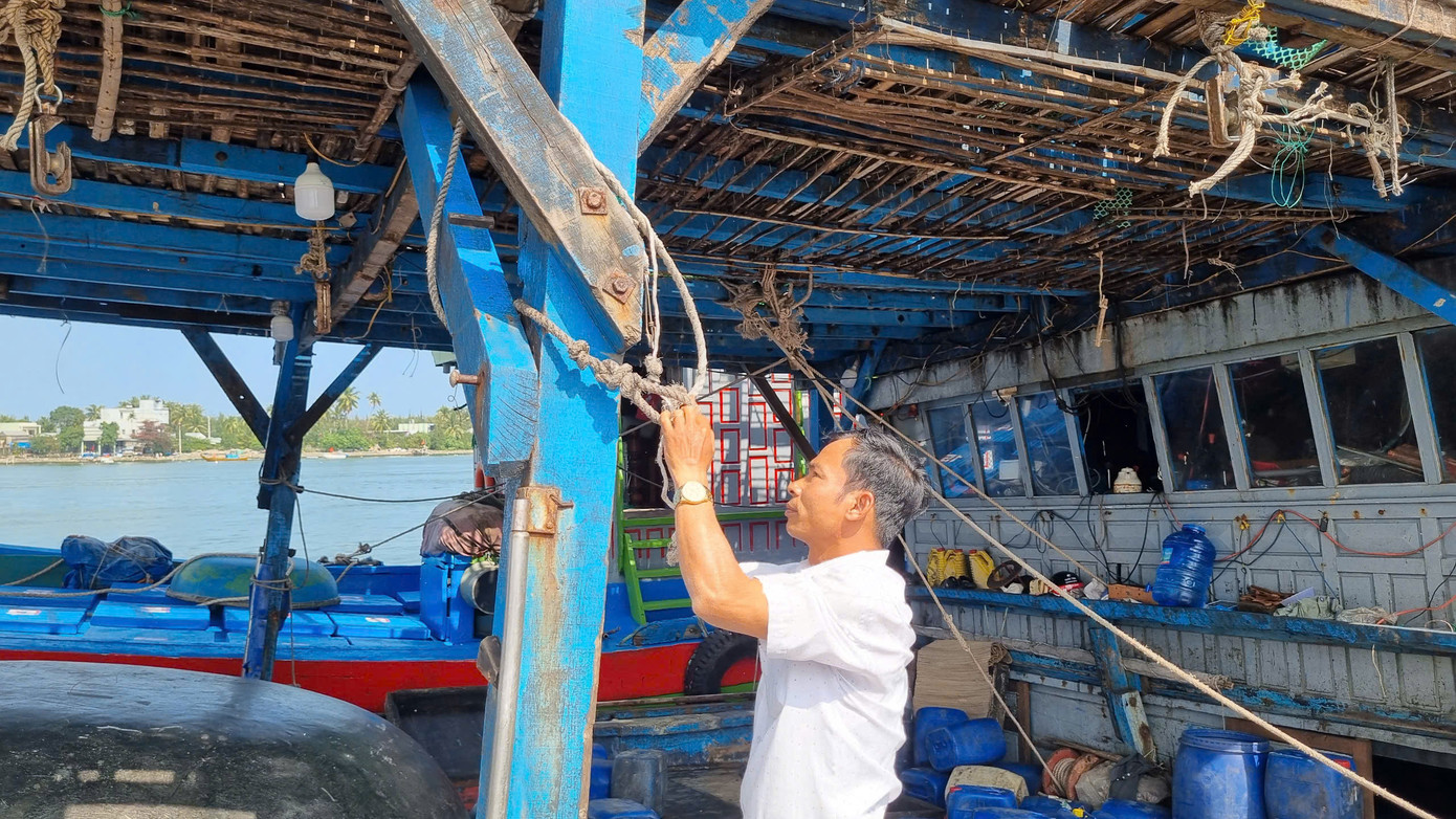 Ngư dân Đinh Văn Tân, chủ tàu QNa 91676 TS (trú tại xã Tam Quang, huyện Núi Thành) cùng bạn tàu tất bật chuyển đồ, chuẩn bị cho chuyến đi biển dự kiến xuất bến ngày 13/2 (tức 16 tháng Giêng). “Sau khi ăn Tết cổ truyền, các bạn tàu đã có mặt đông đủ, phấn khởi cùng chuẩn bị cho chuyến vươn khơi đầu năm. Hy vọng chuyến mở biển suôn sẻ, bội thu", ngư dân Tân chia sẻ.