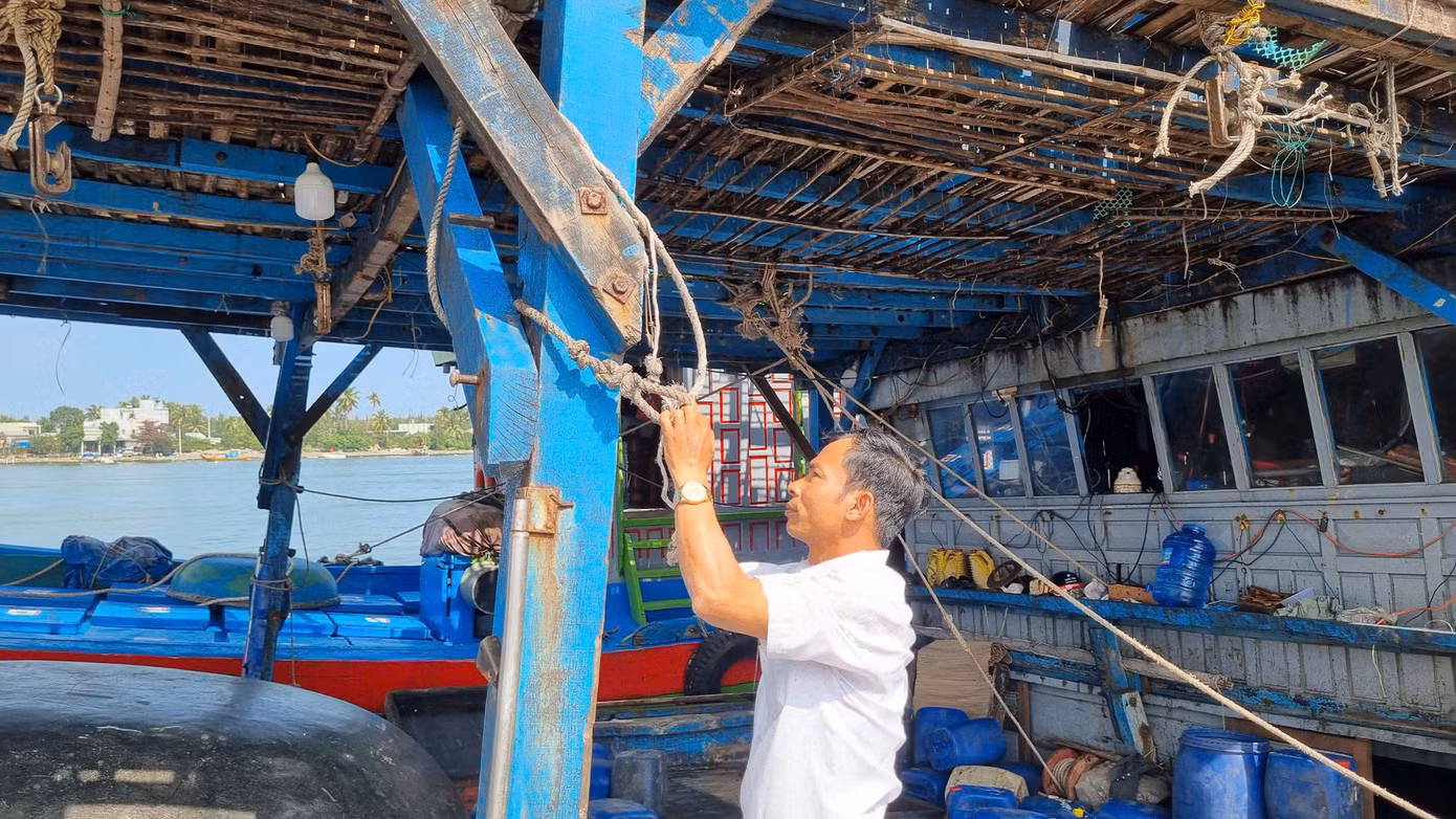 Ngư dân Đinh Văn Tân, chủ tàu QNa 91676 TS (trú tại xã Tam Quang, huyện Núi Thành) cùng bạn tàu tất bật chuyển đồ, chuẩn bị cho chuyến đi biển dự kiến xuất bến ngày 13/2 (tức 16 tháng Giêng). “Sau khi ăn Tết cổ truyền, các bạn tàu đã có mặt đông đủ, phấn khởi cùng chuẩn bị cho chuyến vươn khơi đầu năm. Hy vọng chuyến mở biển suôn sẻ, bội thu", ngư dân Tân chia sẻ.