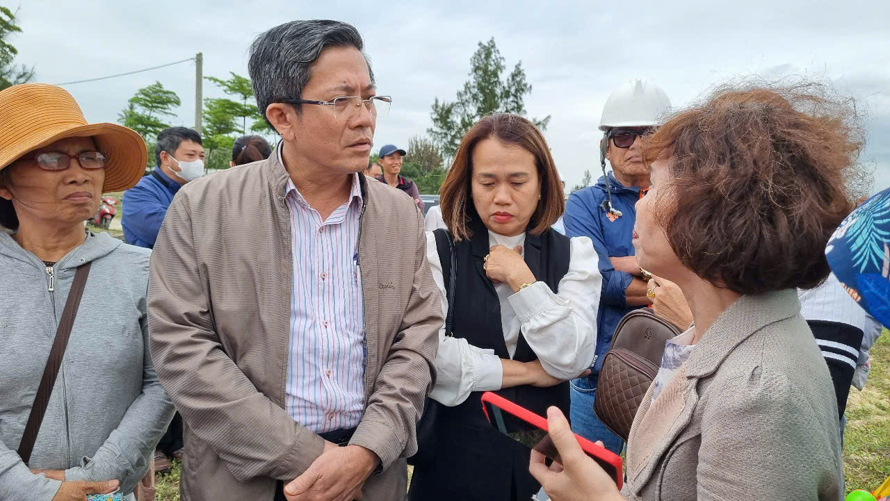 Người dân mua đất vây quanh lắng nghe chỉ đạo của lãnh đạo tỉnh và trao đổi bức xúc về dự án.