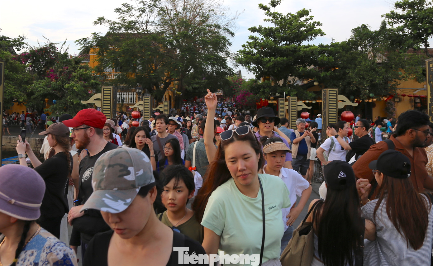 Các điểm tham quan như di tích Chùa Cầu, cầu An Hội ken dày du khách. Các tuyến đường Trần Phú, Bạch Đằng, Nguyễn Thái Học… có thời điểm rất đông, dòng người nhích từng chút. Ảnh: Hoài Văn