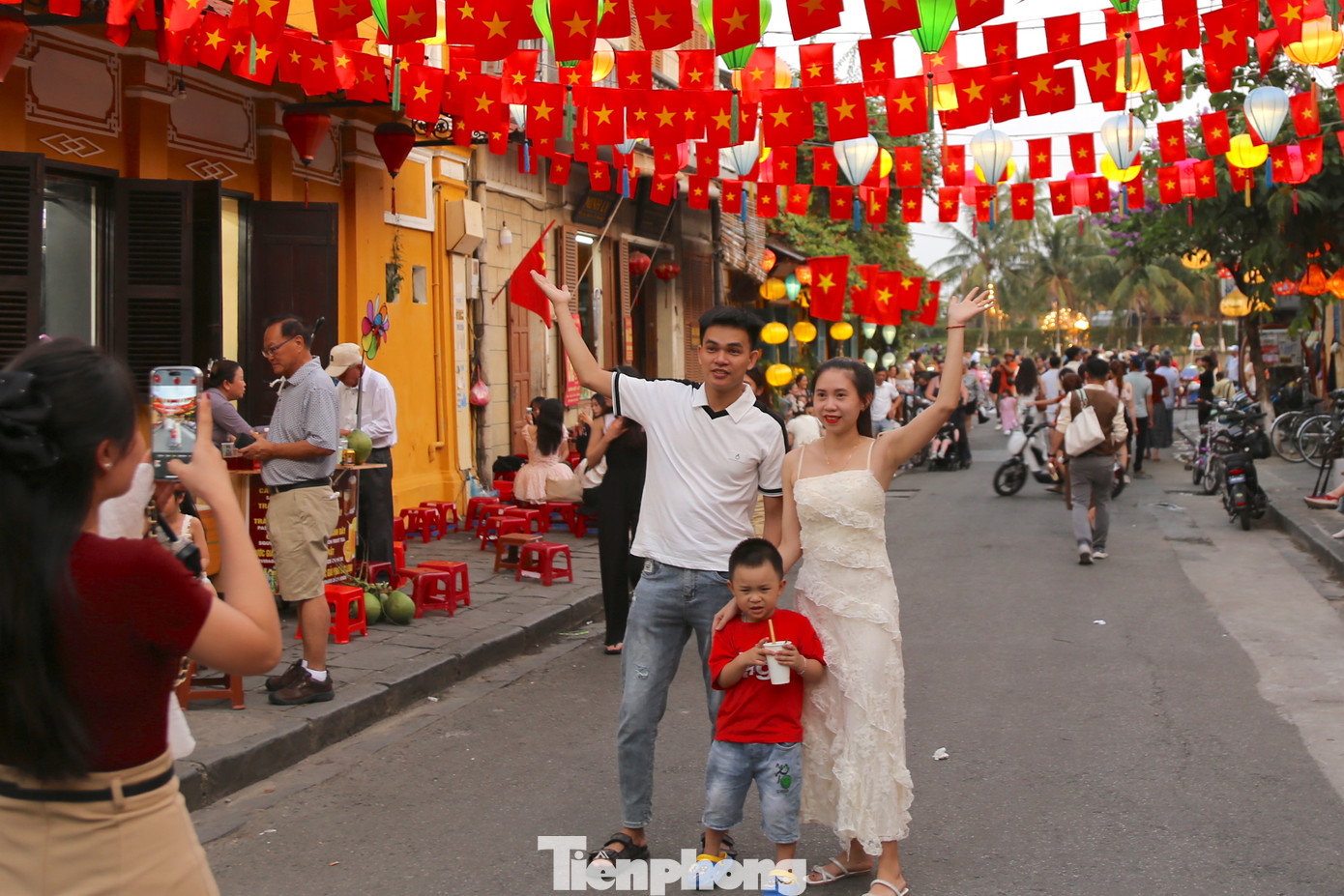Bạn trẻ check-in, lưu lại khoảnh khắc đẹp cùng bạn bè, người thân dịp lễ. Ảnh: Hoài Văn