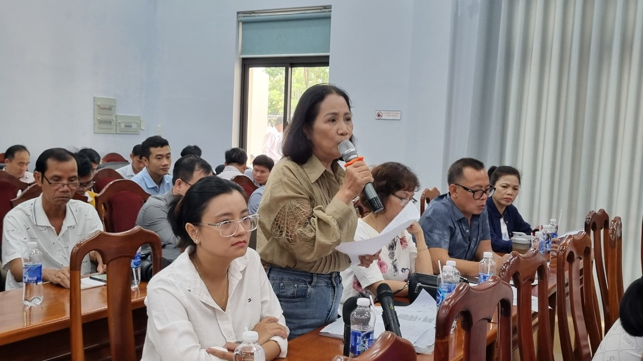 Người dân bức xúc yêu cầu làm rõ trách nhiệm các bên, sớm ra sổ đỏ cho dân.