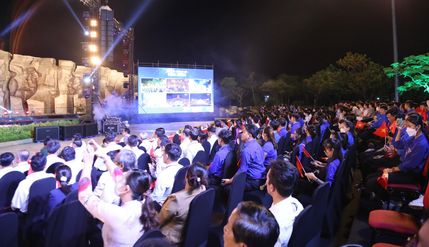 Rất đông đại biểu và người dân theo dõi chương trình.