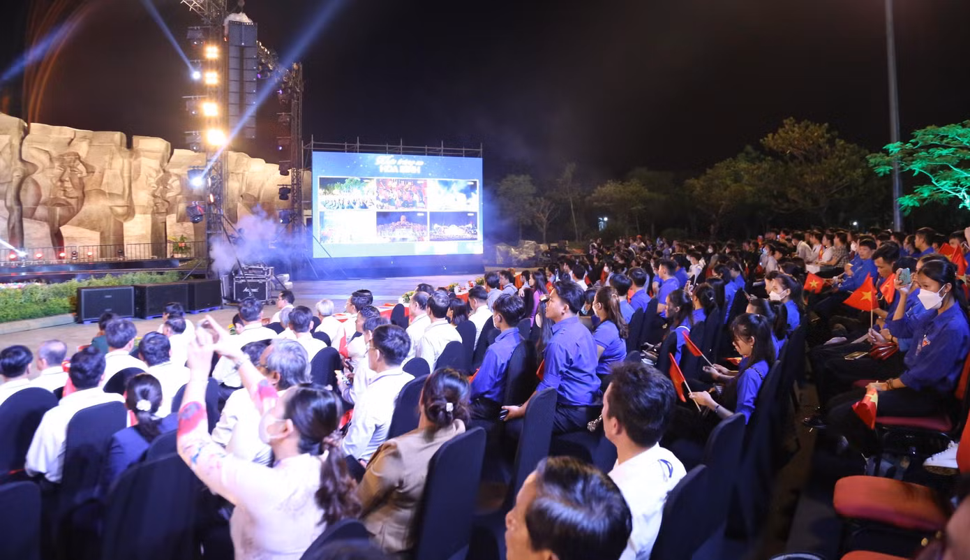 Rất đông đại biểu và người dân theo dõi chương trình. Rất đông đại biểu và người dân theo dõi chương trình.